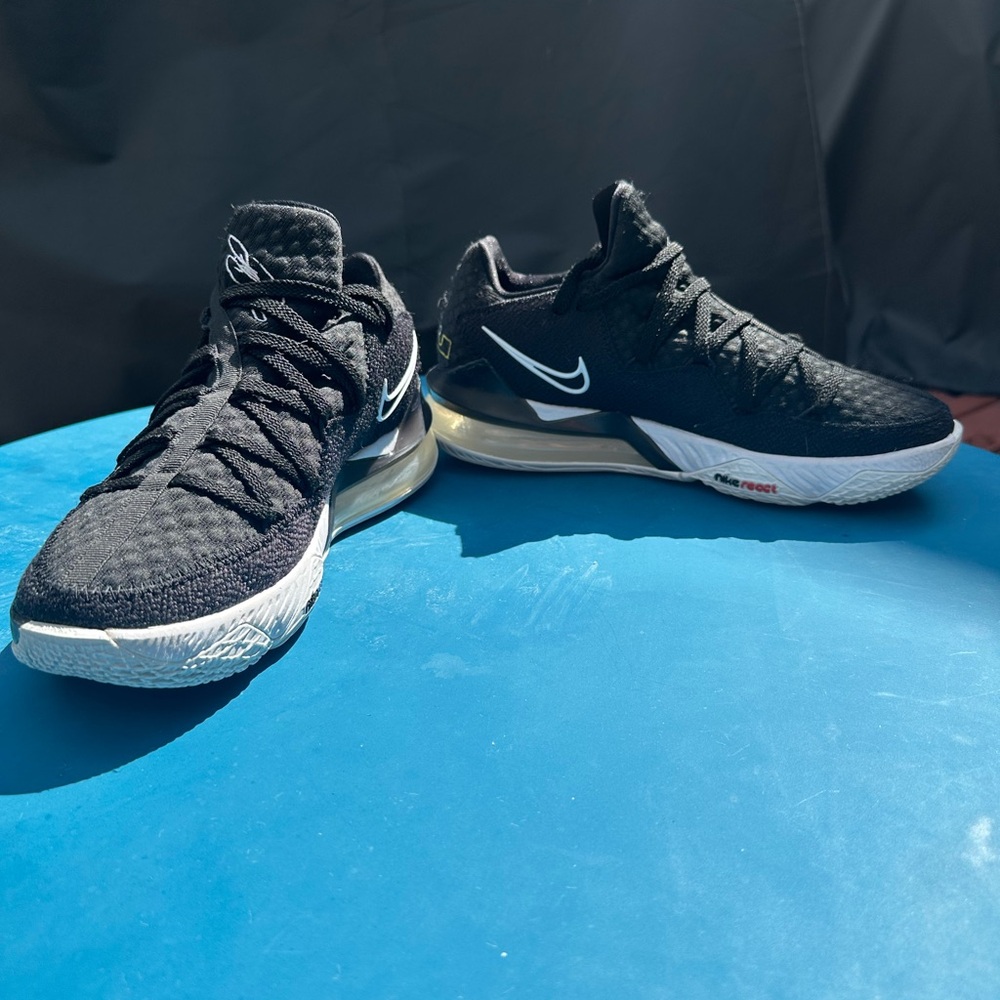 Nike LeBron 17 Low Black White Size 9